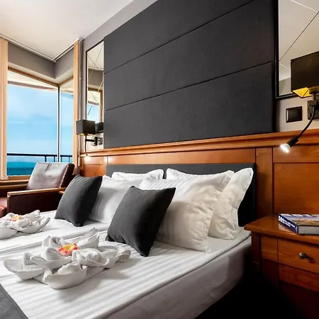 מלון Petrov Family 3*