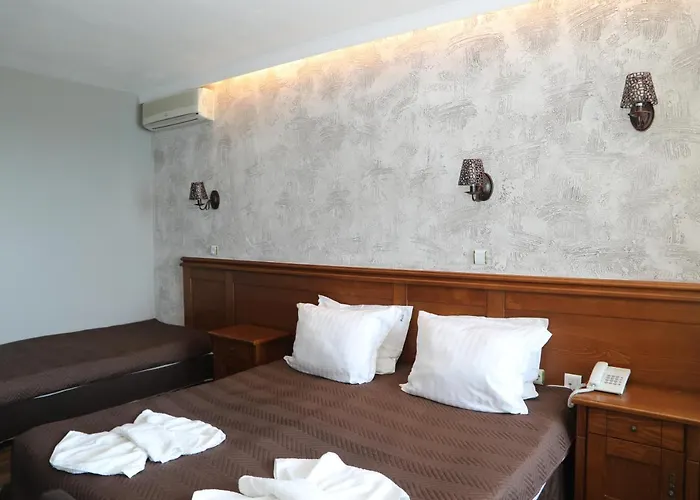 Petrov Family נסבר