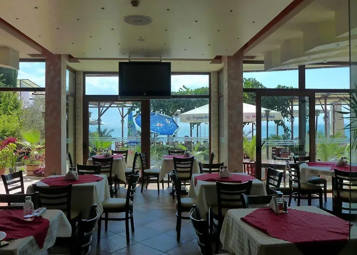 מלון Petrov Family 3*