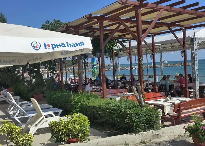 מלון Petrov Family 3*