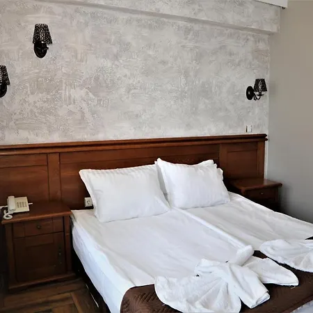 Petrov Family נסבר