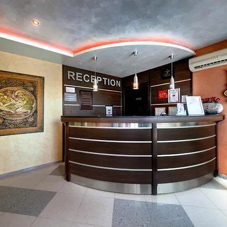 Petrov Family נסבר