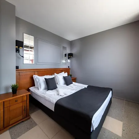 Petrov Family מלון נסבר