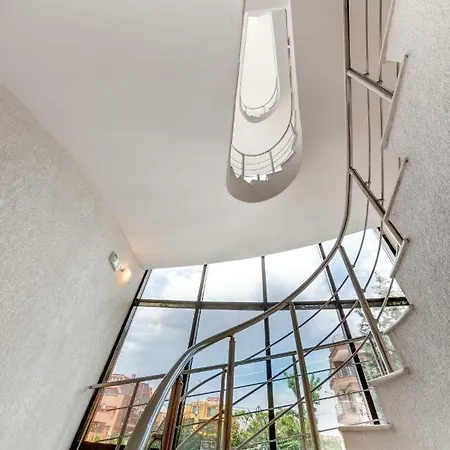 Petrov Family נסבר