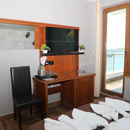 מלון Petrov Family 3*