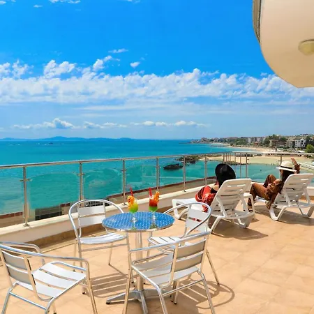 Petrov Family נסבר